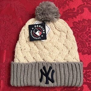 Brand New MLB New York Yankees Cream & Gray Knit Pom Hat w/ Embroidered Logo